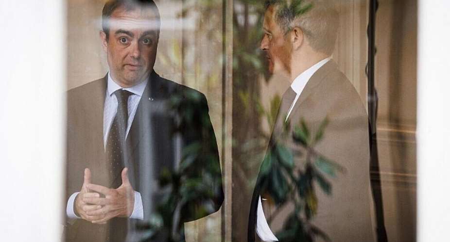 Frances Prime Minister Sebastien Lecornu (L) stands next to Frances Justice Minister Gerald Darmanin during a meeting in Paris on 5 June 2026. - AFP - SIMON WOHLFAHRT