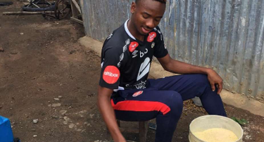 Arsenal Player, Kelechi Nwakali now Fries Garri in the Village