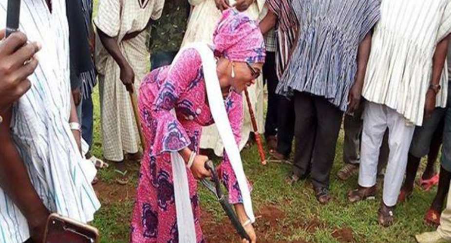 Mariam Iddrisu cutting sod for the construction of a the school