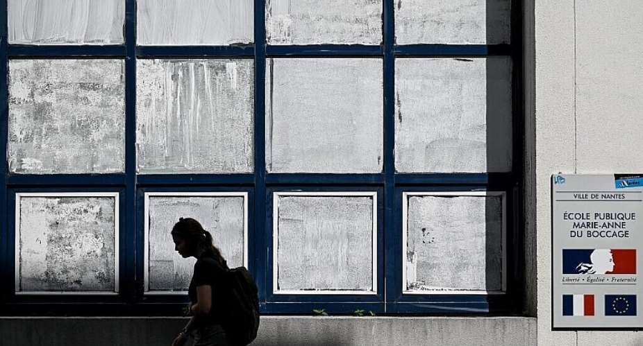 Parents of pupils at a school in Nantes have applied Blanc de Meudon, a type of chalk powder, on windows to try and keep out the heat. - AFP - SEBASTIEN SALOM-GOMIS