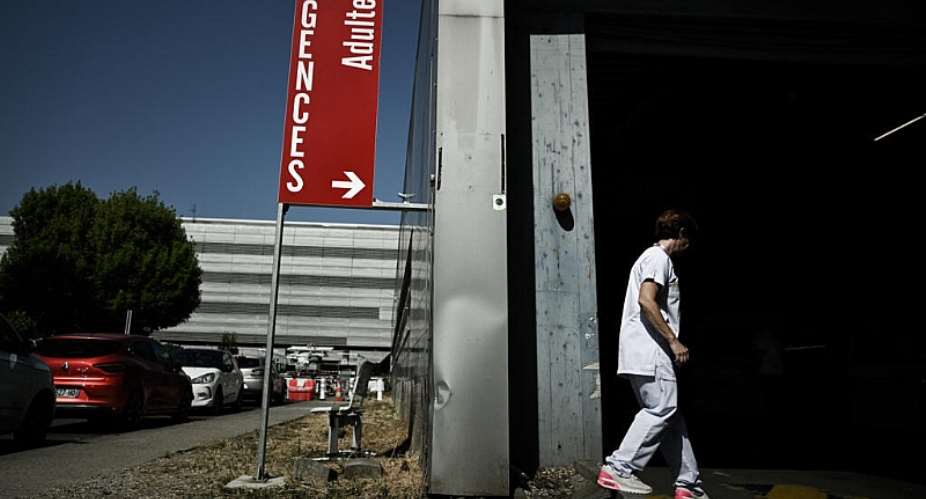 A healthcare worker enters the adult emergency department at the Pellegrin University Hospital during a heatwave in Bordeaux on June 23, 2026. -  Philippe Lopez, AFP