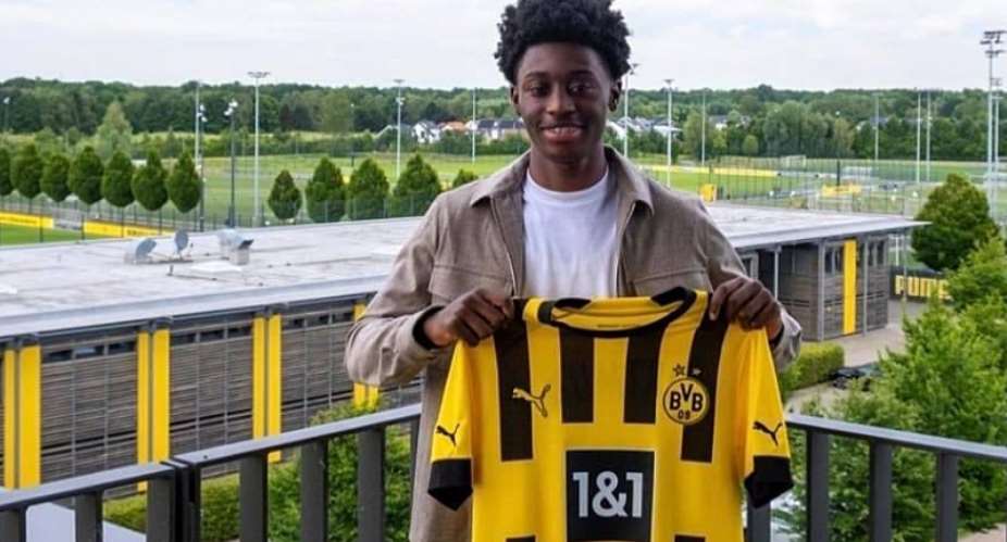 Borussia Dortmund sign highly rated left-back Prince Aning