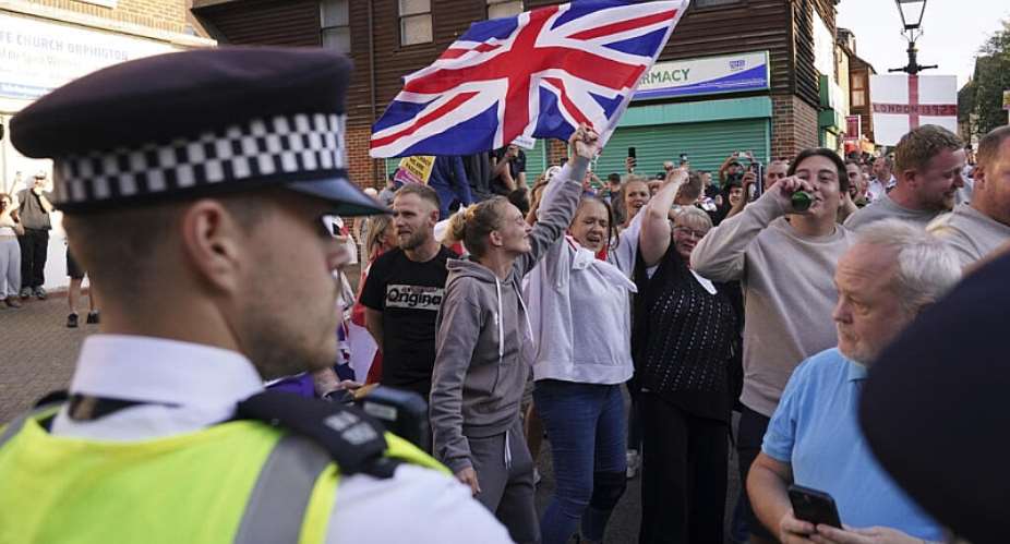 Anti-migration protesters wave a Union Flag during a demonstration over housing for asylum seekers in Orpington near London, 22 August 2025. -  Alberto Pezzali / AP