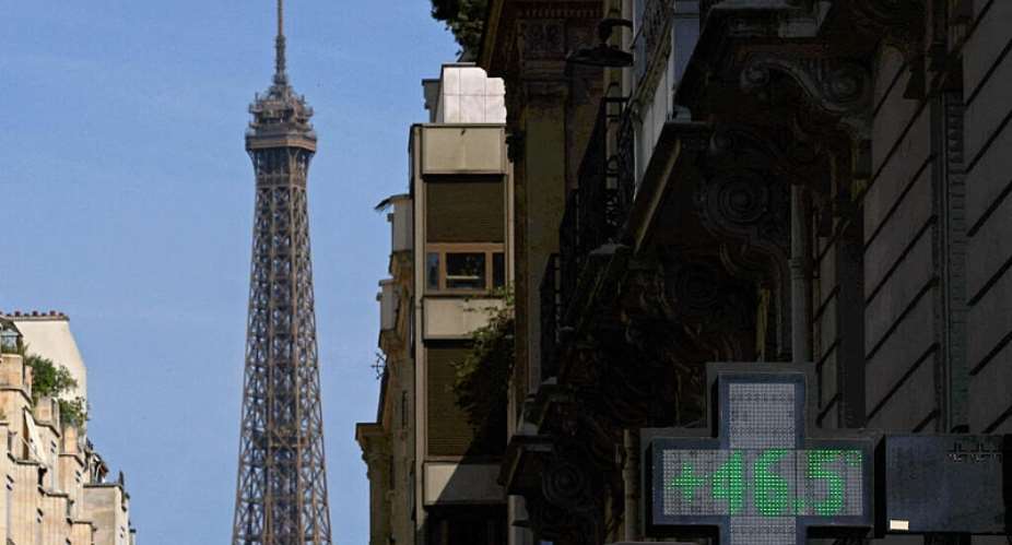 A pharmacy sign displays a temperature of 46.5 degrees Celsius on a street with the Eiffel Tower in the background as temperatures rise in Paris, during a heatwave affecting a majority of the country, France, 25 June 2026. - REUTERS - Gonzalo Fuentes