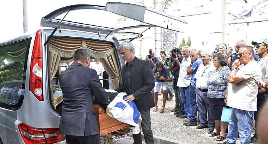 Mourinho holds fathers funeral in Portugal