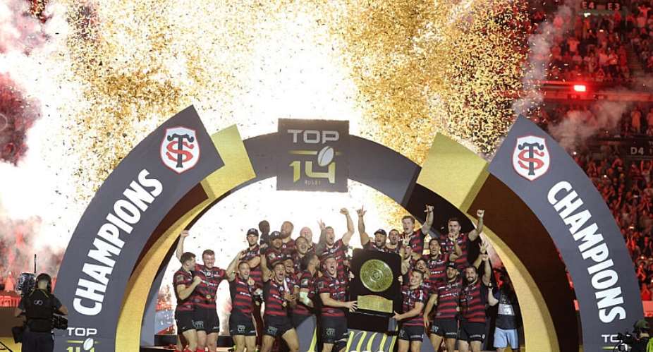 Toulouse players celebrate after winning the French Top 14 rugby union final against Montpellier Hrault Rugby (MHR) at the Stade de France in Saint-Denis, on the outskirts of Paris, on June 27, 2026. -  Kenzo Tribouillard, AFP