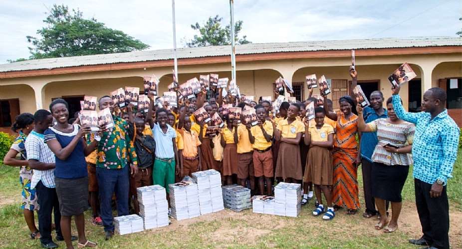 Pupils, teachers and some PTA Executives displaying some of the items in a group photograph