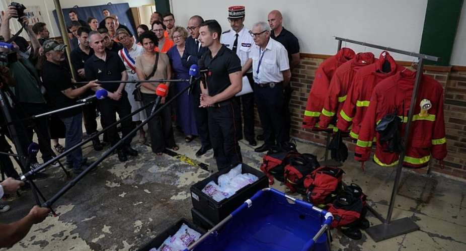 A firefighter speaks to the press while demonstrating an emergency cooling bath in Paris on June 28, 2026. -  Kenzo Tribouillard, AFP
