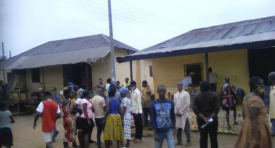 Voter Registration: Many Stranded As Biometric Machine Breaks Down At Oda