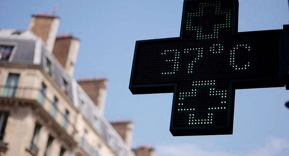 A pharmacy sign displays a temperature of 37 degrees Celsius as temperatures rise in Paris during a second heatwave affecting a large part of France, June 19, 2026. -  Alice Sacco, Reuters