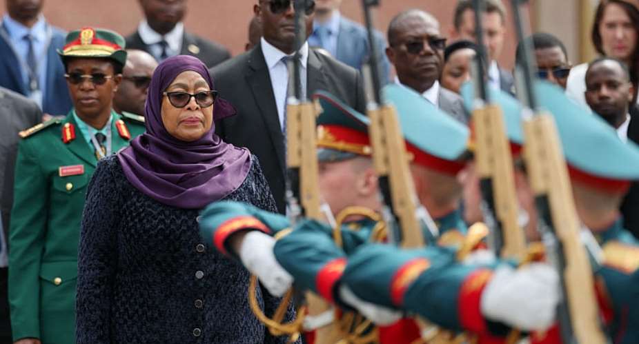 Tanzanian President Samia Suluhu Hassan lays a wreath at the Tomb of the Unknown Soldier by the Kremlin wall during her visit to Moscow on 3 June 2026. - AFP - RAMIL SITDIKOV