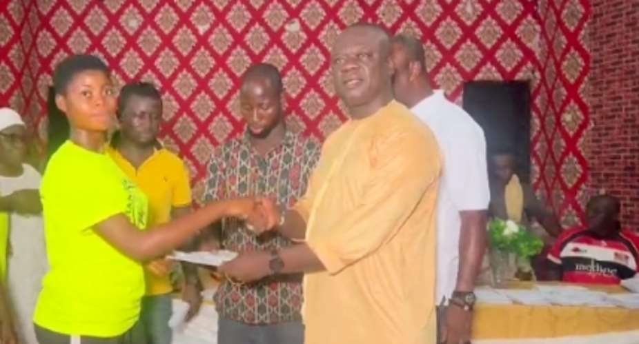 Obuasi West: Aspirring MP gives soft loans to 500 women