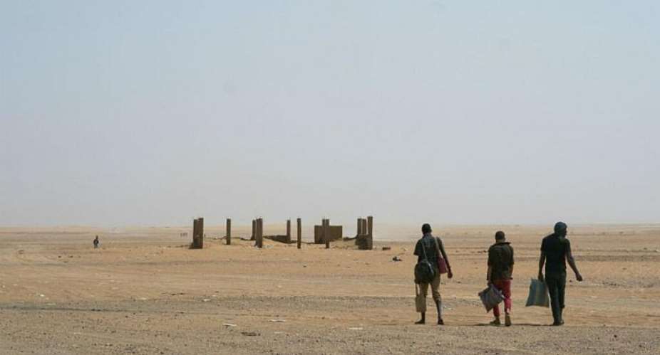 People head north towards Algeria after crossing the Assamaka border post in northern Niger, 3 June 2018. -  Jerome Delay / ASSOCIATED PRESS