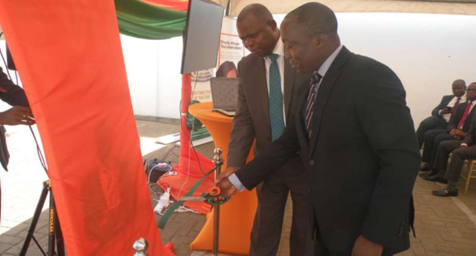 The two Managers cuting the tape to unveil the partnership seal
