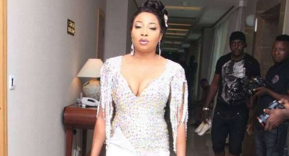 Actress, Lizzy Anjorin Slays in lovely Outfit for Owo Nairabet Premiere photos