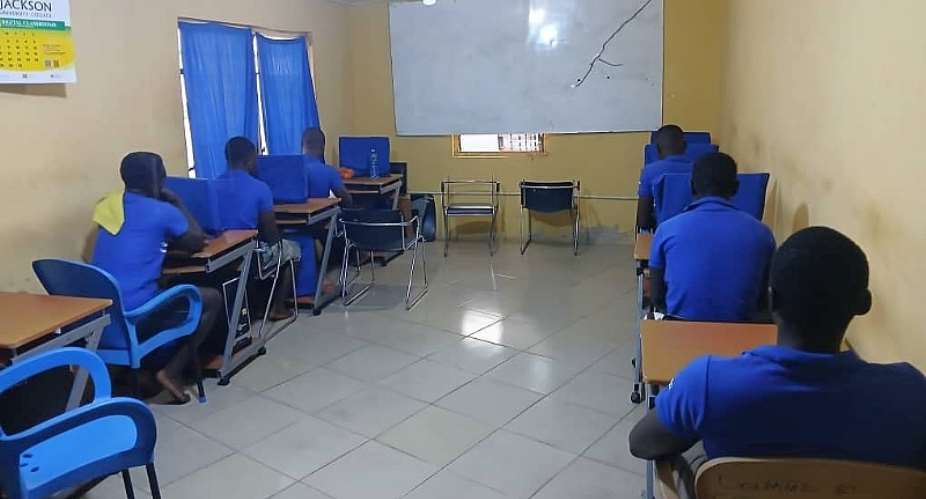 Nine prison inmates receive scholarships to University