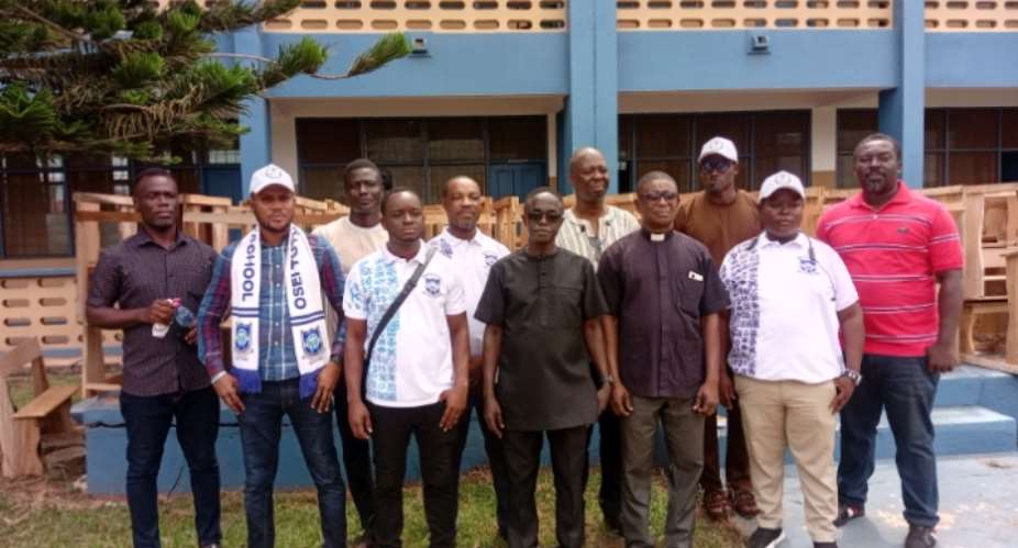 Cheers as Osei Tutu SHS 2004 Year Group storms alma mater to rescue students from furniture crisis