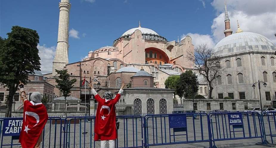 Supporters of Erdogan celebrate at Hagia Sophia. - rtlnieuws.nl