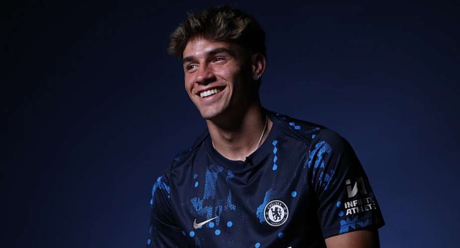 Chelsea sign teenage striker Guiu from Barcelona