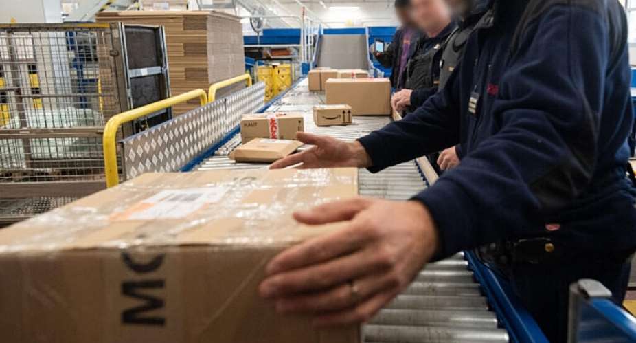 Customs officers inspect packages arriving from overseas.Des douaniers contrlent des colis dans un centre de tri, en dcembre 2022.Crdit : Romain Longieras / Hans Lucas / Hans Lucas via AFP -  Romain Longieras / Hans Lucas via AFP