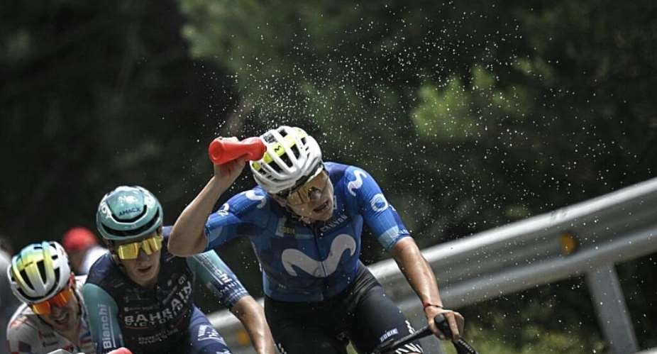 Cyclists douse themselves with water to cool down during the third stage of the Tour de France between Spain and France on 6 July 2026. -  Loic VENANCE / AFP