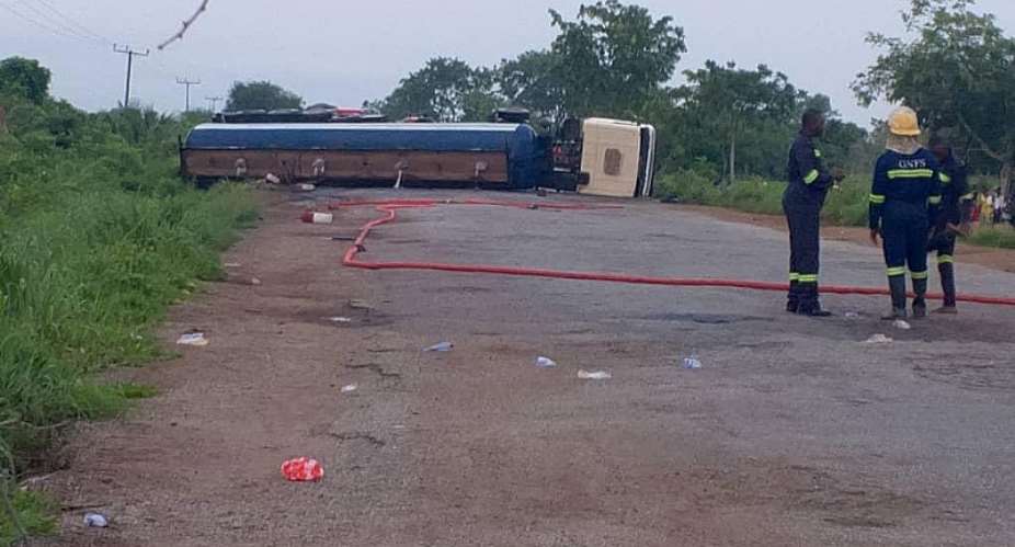 Kumasi-Accra highway: Fire fighters deployed to reposition overturned fuel tanker at Fulanikrom