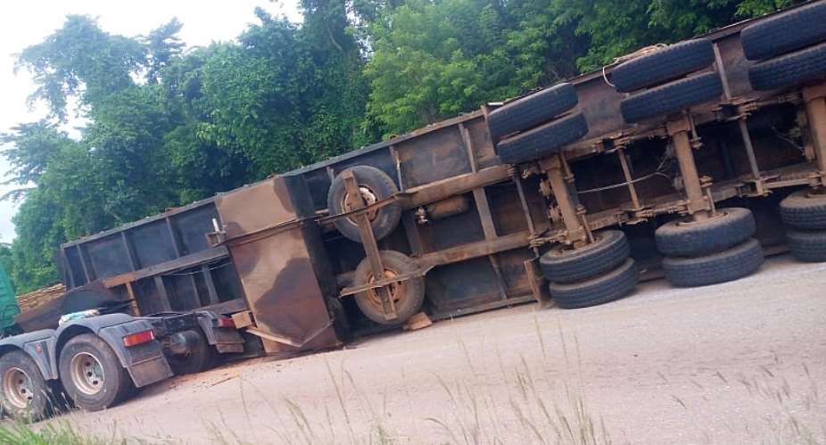 Driver, loading boys escape death as heavy-duty truck crashes at New-Dormaa