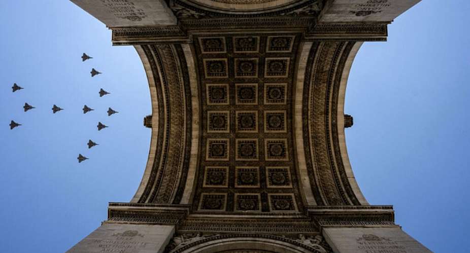 Rafale fighter jets fly over the Arc de Triomphe during a rehearsal ahead of the Bastille Day parade on the Champs-Elysees in Paris, 9 July 2026. -  Dimitar Dilkoff/AFP