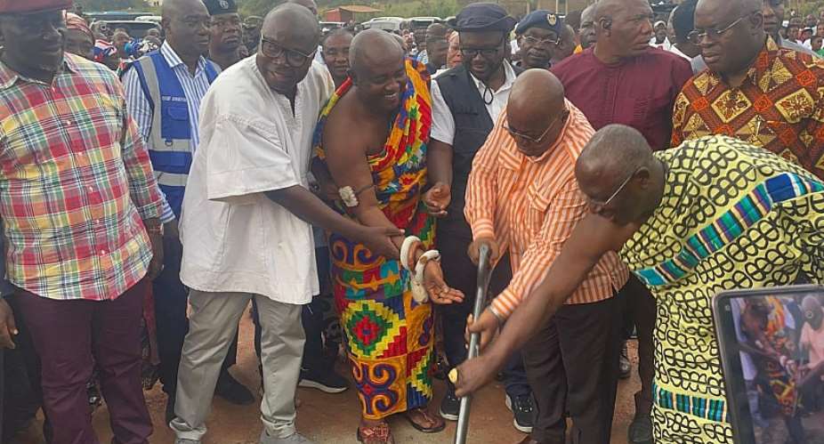 Akufo-Addo cuts sod for construction of 20km Anwiankwanta-Ahenema Kokoben road