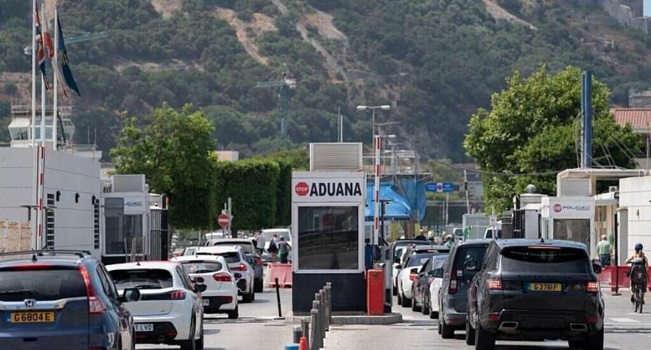 Vehicles cross the border from Spain into the British territory ofGibraltar in la Linea de la Concepcion, southern Spain, on June 29, 2026. - AFP - JORGE GUERRERO