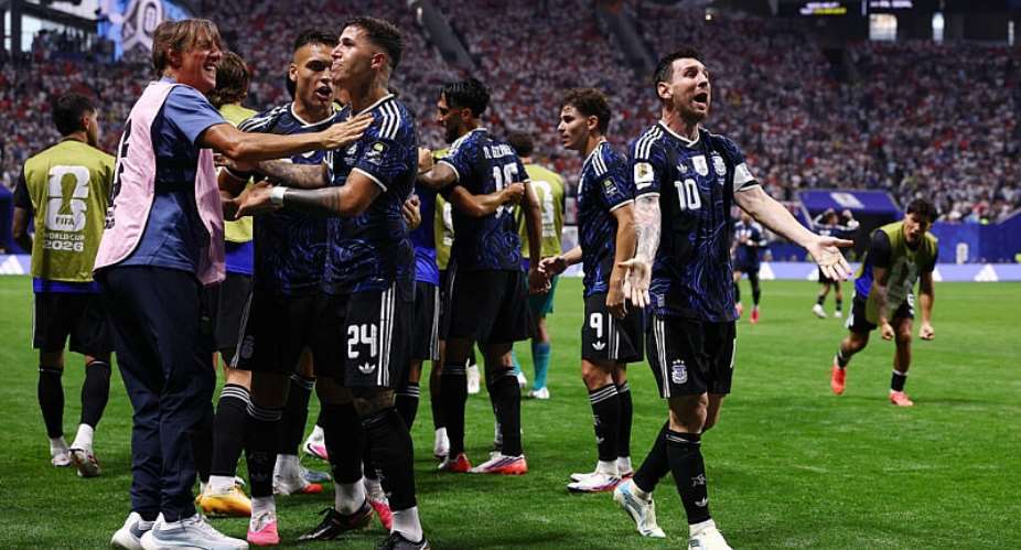 Argentinas Enzo Fernandez celebrates scoring their first goal with teammates. -  Agustin Marcarian, Reuters