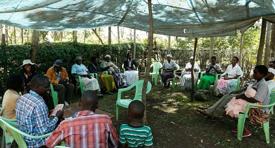 Le groupe d'entraide Toben Gaa, au Kenya, discute de son projet d'agroforesterie, qui aide les petits exploitants agricoles  s'adapter au changement climatique. - Source: Joseph Gachoka/World Agroforestry/Flickr.