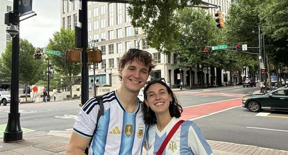 Malena Riesgo (right) and Facundo Mey travelled to Atlanta from Buenos Aires in the hope of securing a ticket to see Argentina in the semi-final of the 2026 World Cup against England. -  Paul Myers/RFI