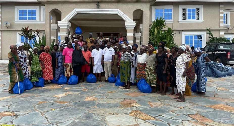 Elmina Paramount Chief distributes hampers to widows during Edina Bakatue Festival