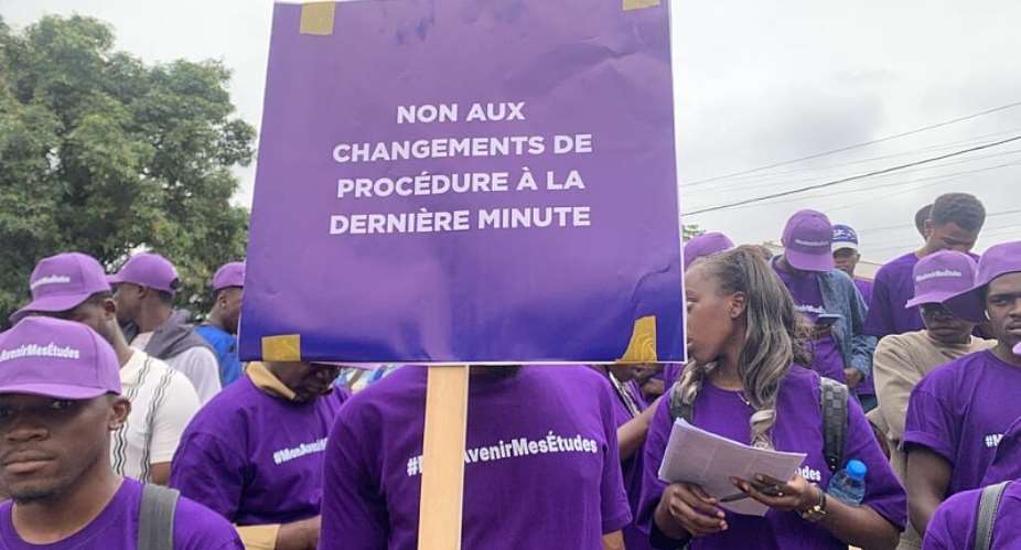 A Cameroonian student holds a placard to protest against the tightening of visa issuance conditions for students admitted to universities in France, in Yaound, on 14 July, 2016. -  RFI / Emmanuel Jules Ntap