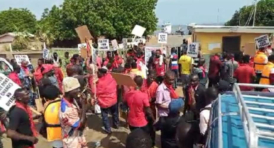 Kwahu Afram Plains: Commercial drivers protest constant breakdown of ferry and bad roads