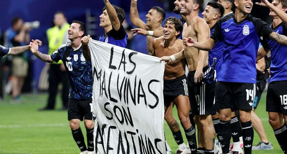 Argentinas Lisandro Martinez and Giovani Lo Celso celebrate with a Falkland Islands related banner after their semi-final victory over England on July 15, 2026. -  Amanda Perobelli, Reuters