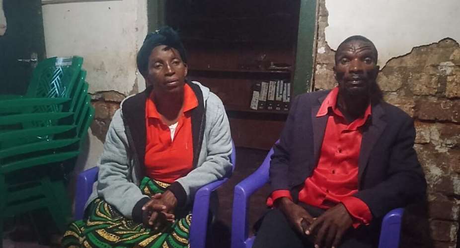 HIV advocates Maria Zuze, to the left, and Jusaab Mulamba, 50 captured inside Thunga AIDS Support NGO. -  RFI/ Charles Pensulo