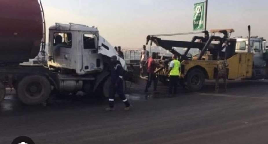 Accra-Tema Motorway: DAF fuel tanker, sprinter bus collision causes huge traffic