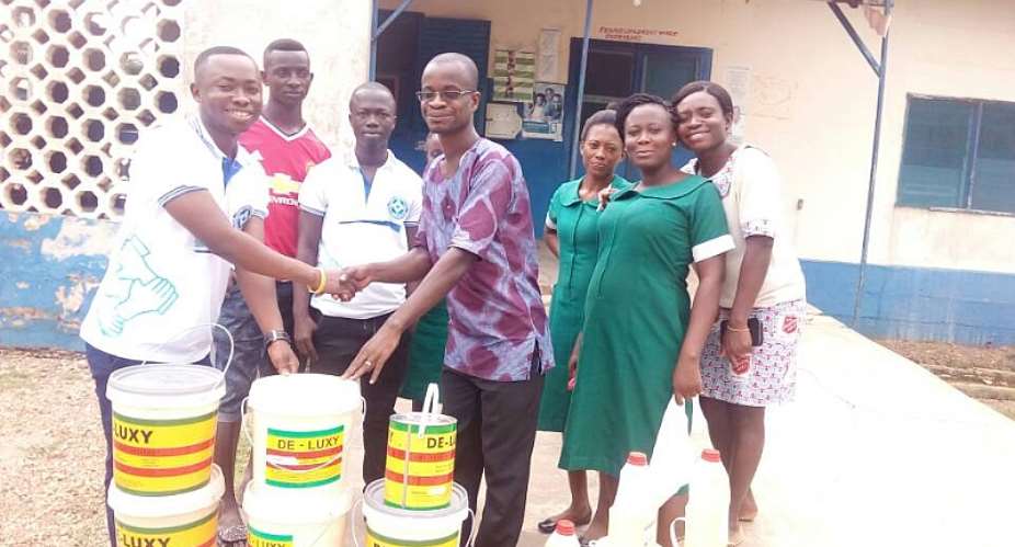 Mr. Isaac Amoah Darkwa, AWENYA president presenting the items to the staff of the clinic.