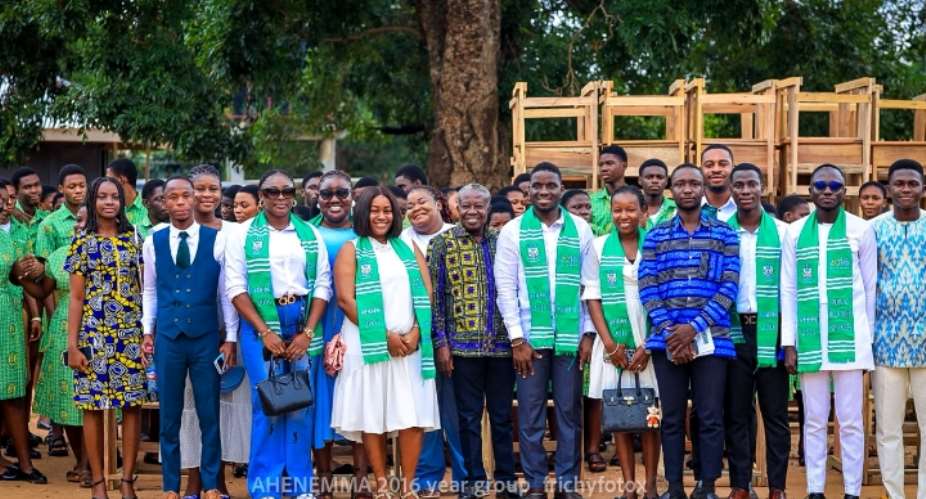 OKESS 2016 year group donate 50 desks, plants trees and swears in new executives