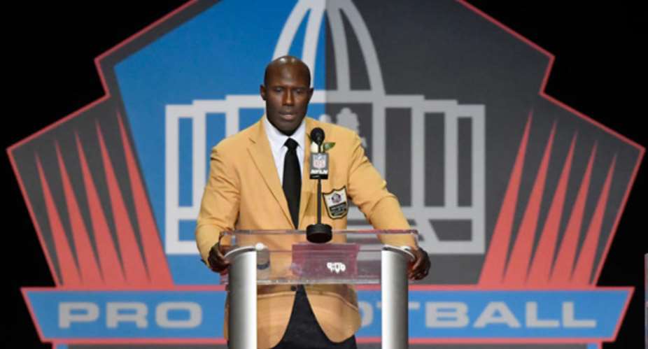 Terrell Davis: Ex-football star taken off plane