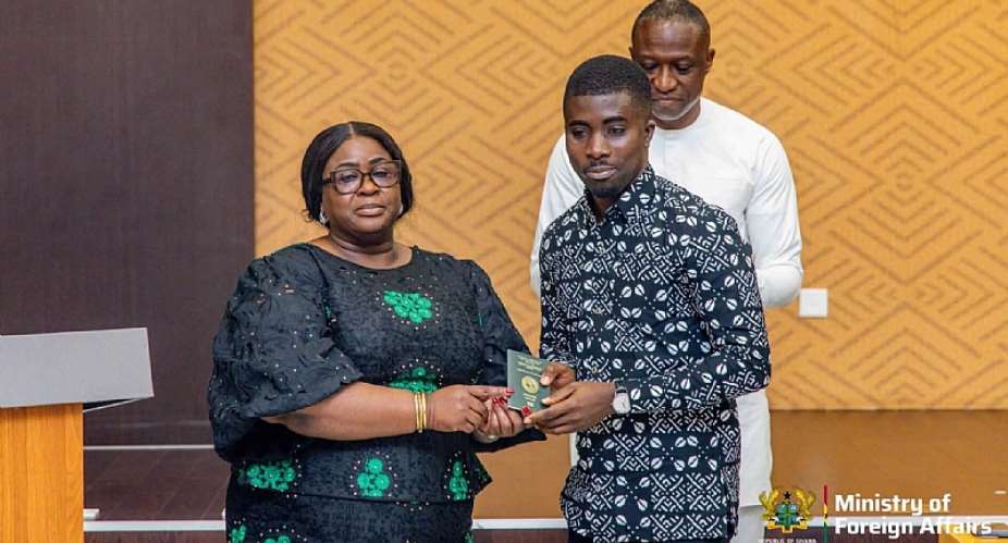 Foreign Affairs Ministry presents first batch of free replacement Passports to June 29 flood victims