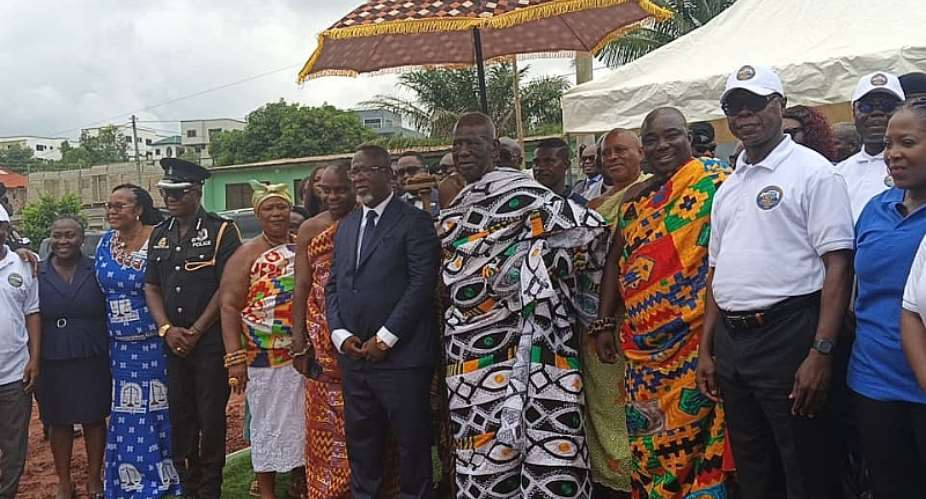 Chief JusticeBaffoe-Bonnie cuts sod for new Cape Coast court complex