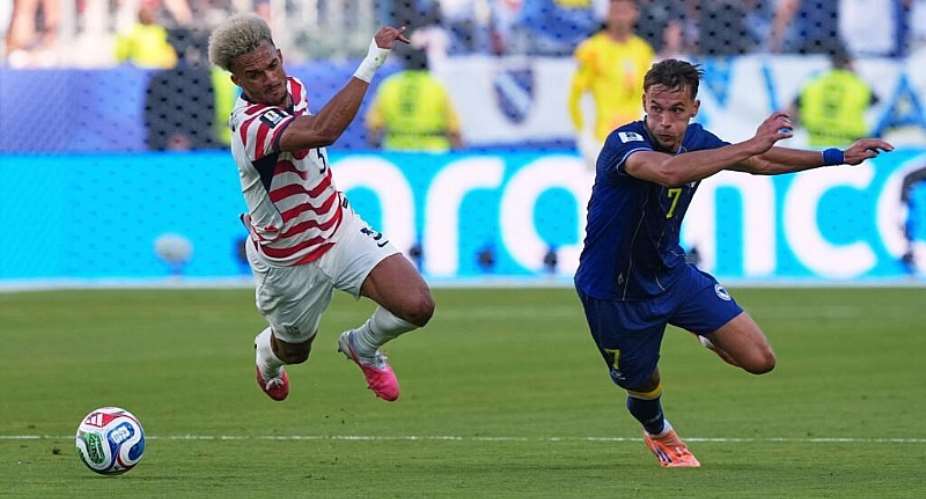 United States Antonee Robinson and Bosnias Amar Dedic  go after the ball during the World Cup in California, July 1, 2026 -  Martin Meissner, AP