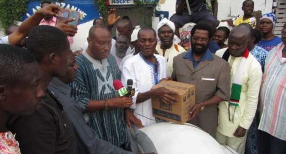 Government presents items to Lante Djan We towards Homowo