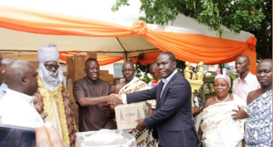 Mr Eric Asubonteng, MD of Anglogold Ashanti  Presenting the items to the hospital