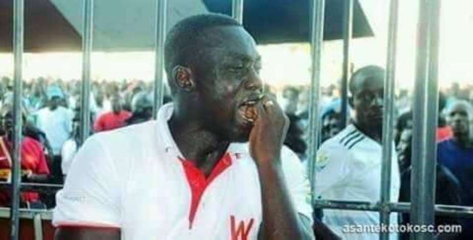 PHOTO: Coach of Ghanaian giants Kotoko weeps uncontrollably after heavy defeat