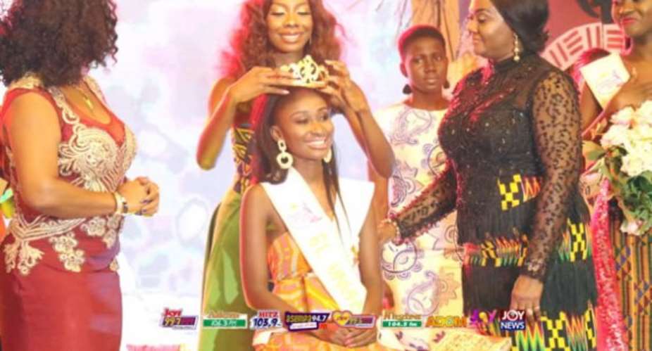 Rebecca Nana Adwoa Kwabi being crowned Miss Ghana