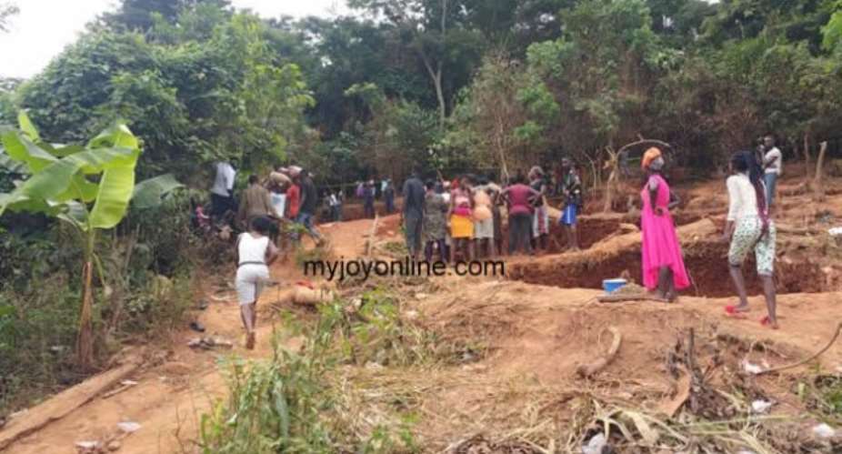 2 dead, 11 others trapped in galamsey pit collapse
